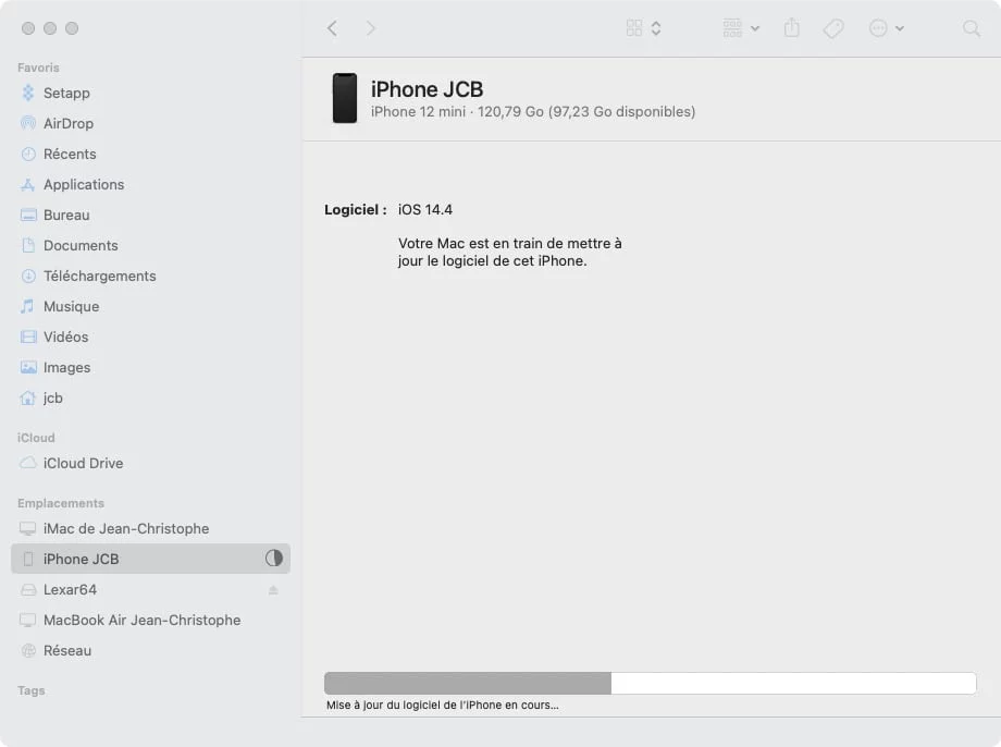 Votre Mac est en train de mettre à jour le logiciel de cet iPhone