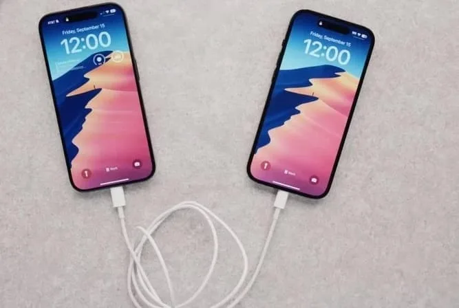 iphone 15 charge inversee entre deux modele